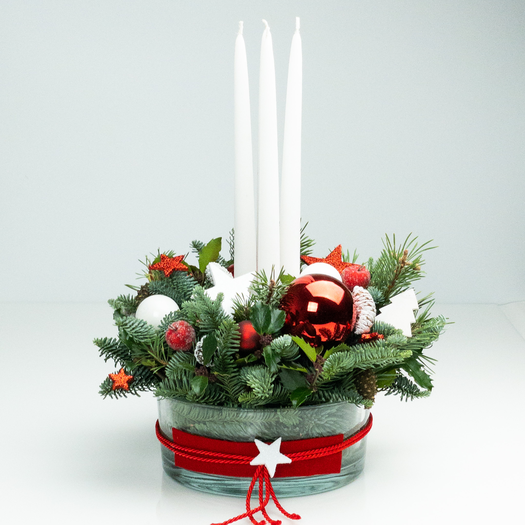 Kompozycja świąteczna z czterema białymi świecami.