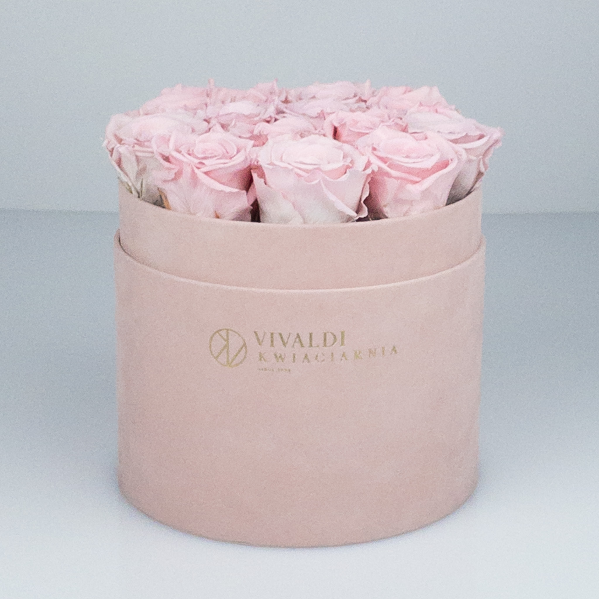 różowy box z różowymi wiecznymi różami
