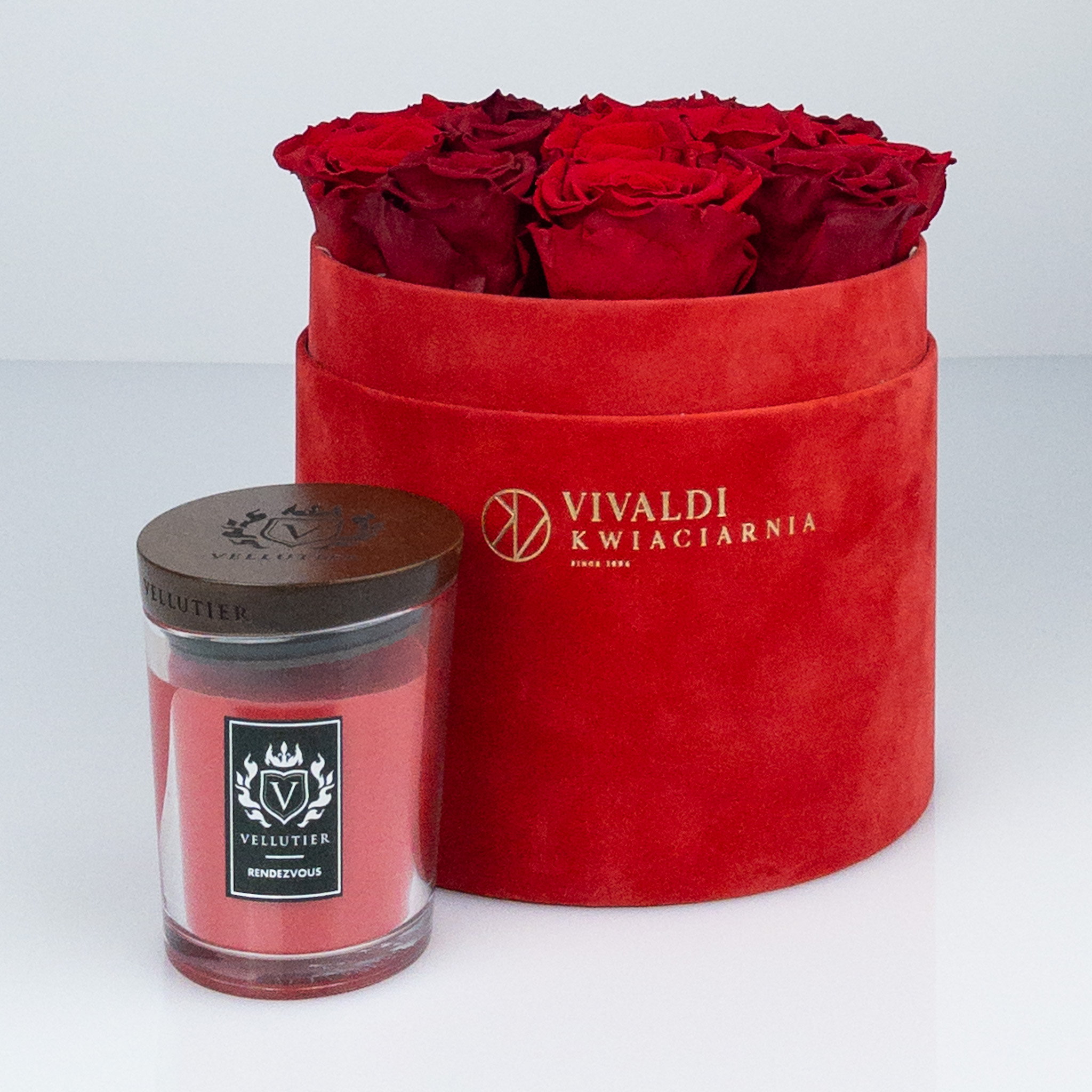 Czerwone wieczne róże pluś średnia zapachowa świeca firmy Vellutier.
