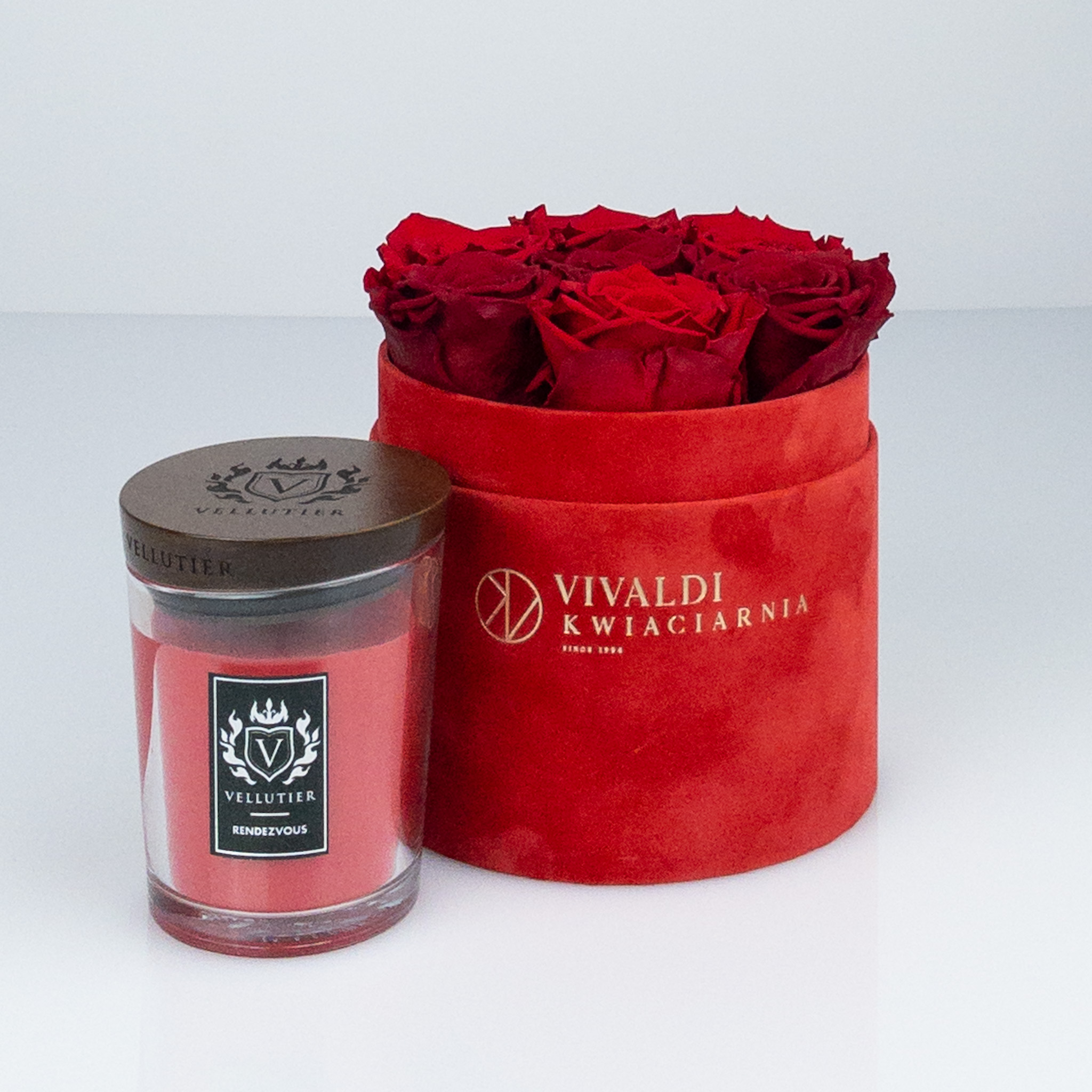 Czerwone wieczne róże w średnim boxie plus średnia świeca Vellutier.