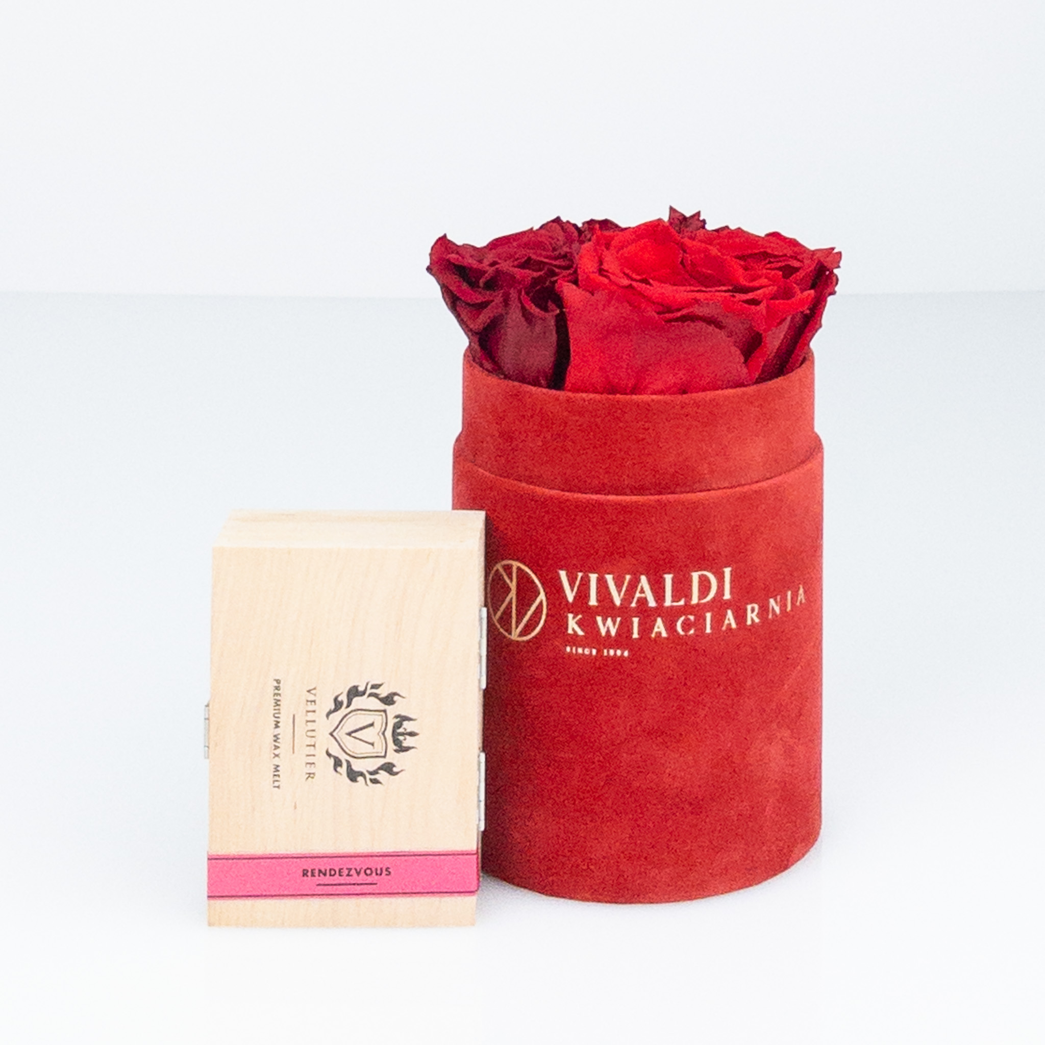 Czerwone wieczne róże w małym boxie plus worka zapachowy firmy Vellutier.