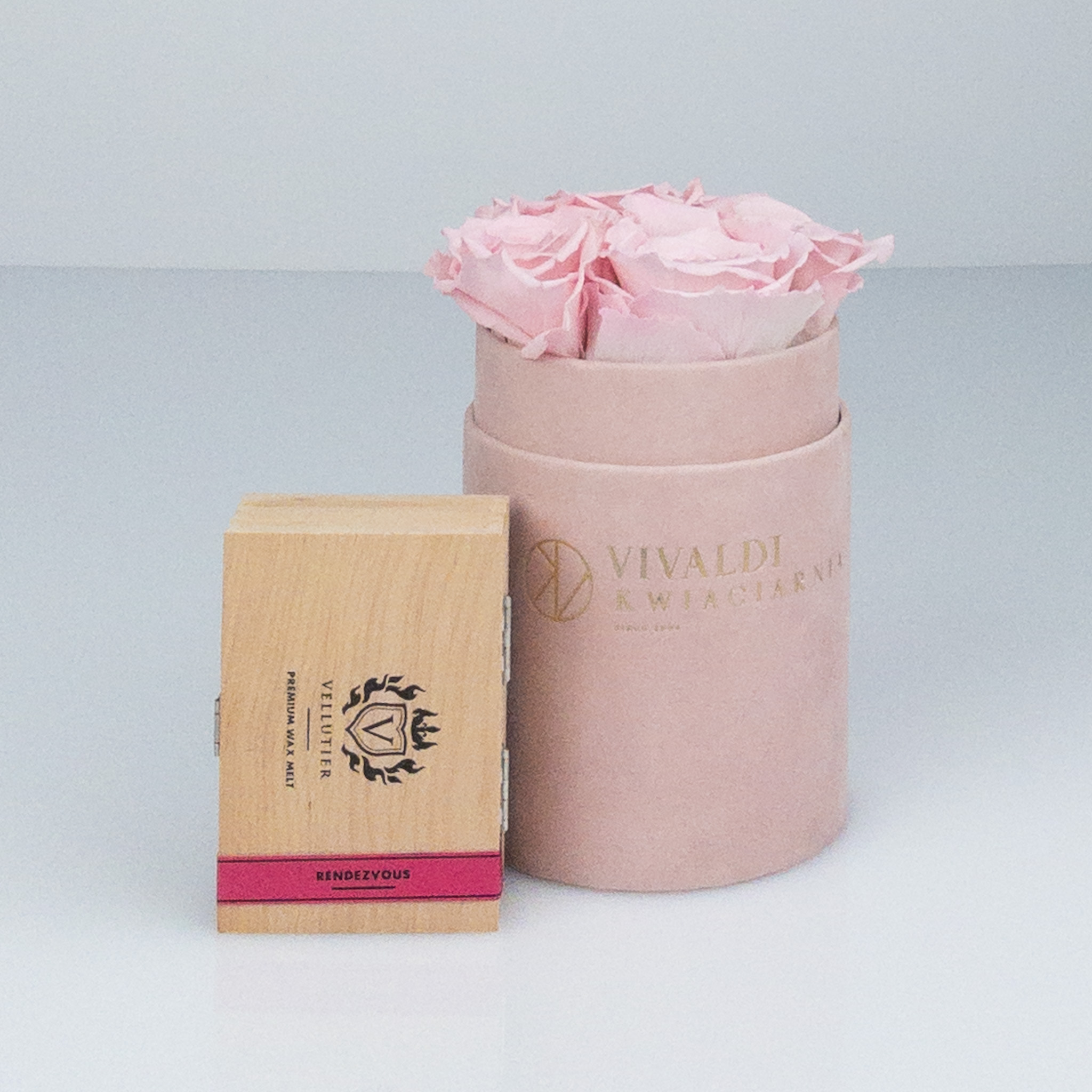 Różowe wieczne róże w małym boxie plus wosk zapachowy firmy Vellutier